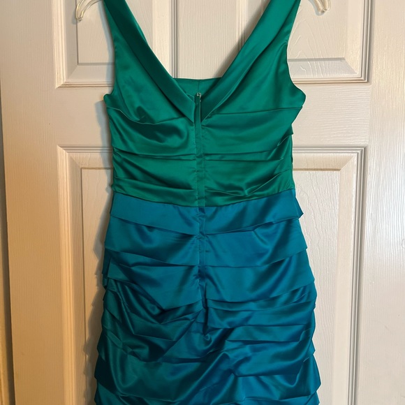 Express color block ruched dress - Picture 3 of 3